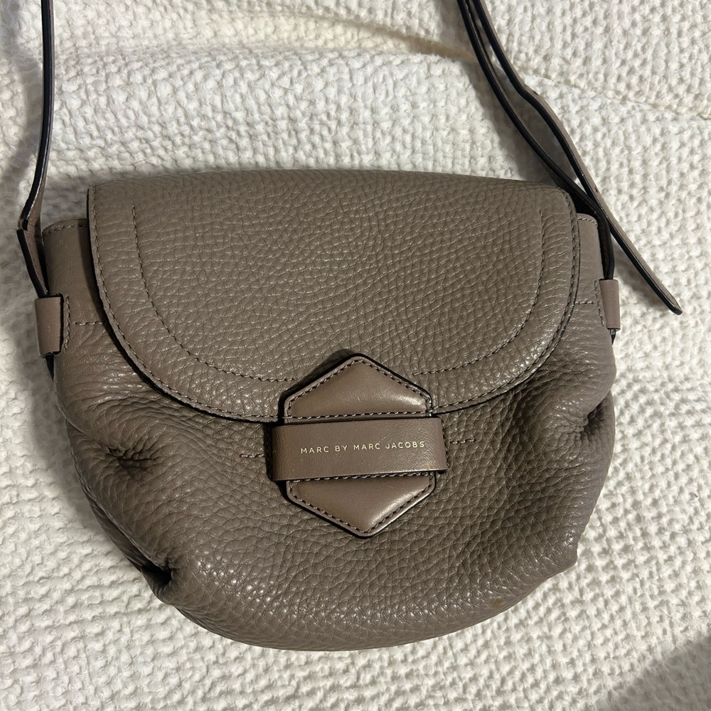 MARC by MARC JACOBS taupe leather crossbody purse